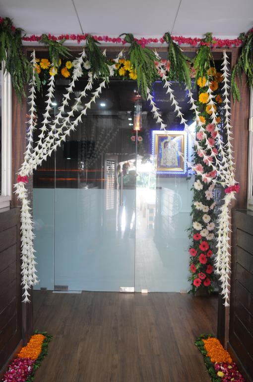 Oyo Hotel Sree Balaji Residency อาเมดาบัด ภายนอก รูปภาพ